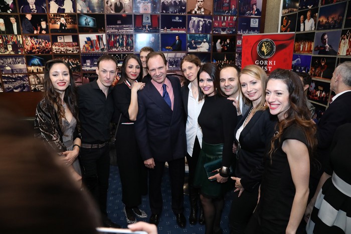 Rejf Fajns u VIP salonu