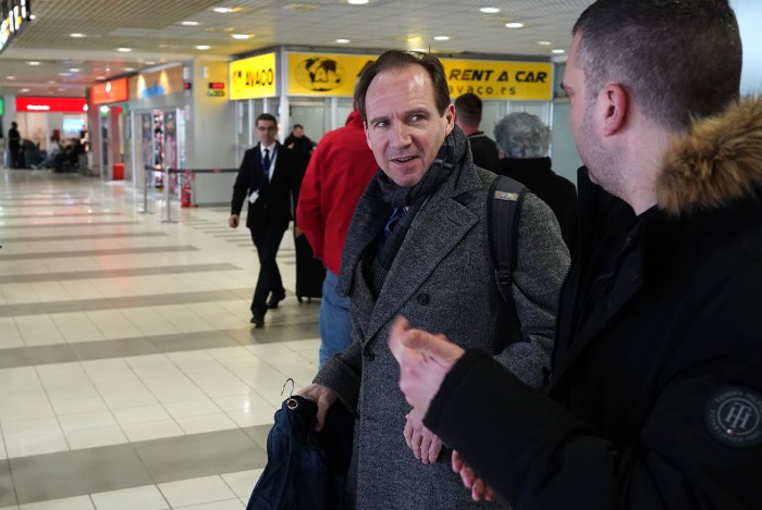 Ralph Fiennes, reditelj i glumac, stigao na aerodrom