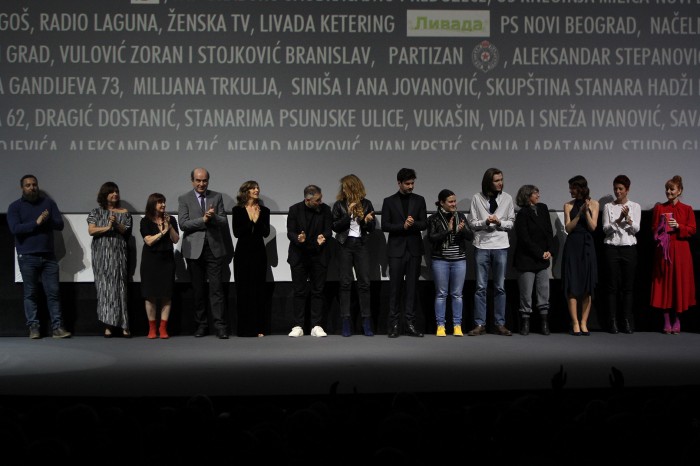 Poklanjanje ekipe filma Šavovi