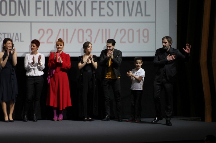 Poklanjanje ekipe filma Šavovi